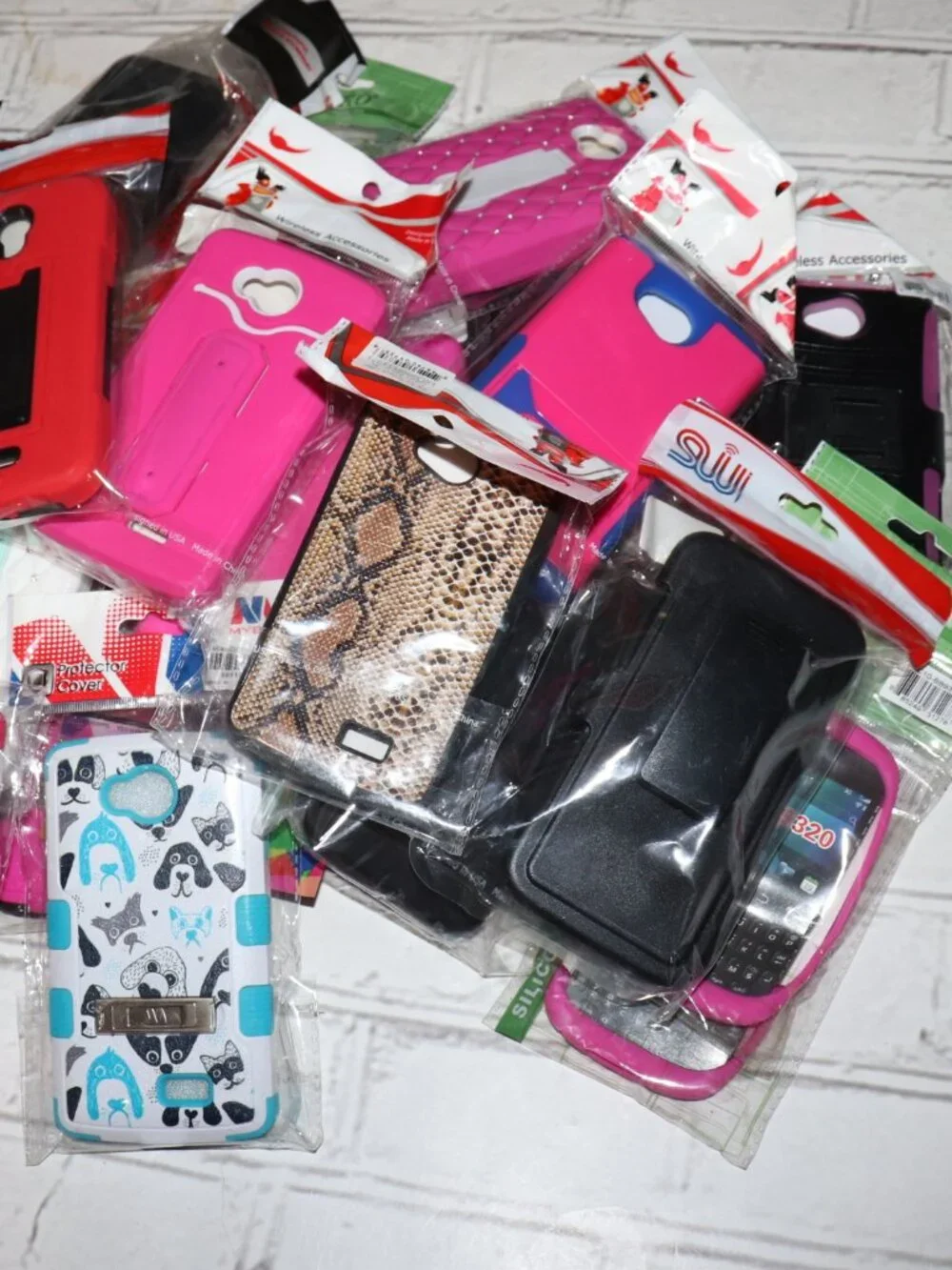 📦 Tech Mystery Box · 30 Mixed Phone Cases · New Old Stock